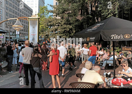 Die Menschen genießen Sie den Sommer Unterhaltung auf die US-Bank Plaza in Playhouse Square in Cleveland, Ohio, USA. Stockfoto