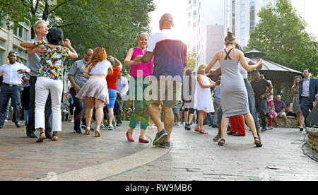 Teilnehmer Tanz zu Live-Musik im Sommer wöchentlich Veranstaltung 'Dancing unter den Sternen" im Playhouse Square District von Cleveland, Ohio, USA. Stockfoto