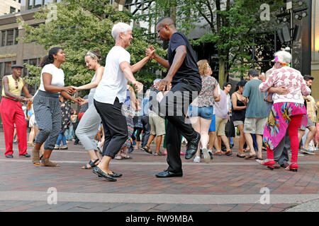 Diverse Paare tanzen zu Live-Musik auf US-Bank Plaza in Playhouse Square im Sommer wöchentliches Programm 'Dancing unter den Sternen" in Cleveland, Ohio Stockfoto