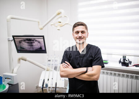 Portrait der männlichen Zahnarzt stand vor der in der Zahnarztpraxis Stockfoto