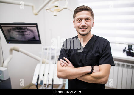 Portrait der männlichen Zahnarzt stand vor der in der Zahnarztpraxis Stockfoto