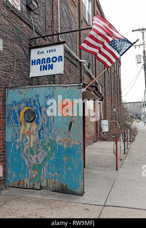 Harbour Inn in Cleveland Wohnungen in Cleveland, Ohio, USA hat einen namhaften Wasserloch seit 1895 gewesen. Stockfoto