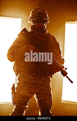 United States Fallschirmjäger airborne Infanterie im Rauch. Stockfoto