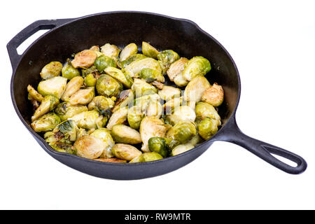 Gebratene organische Rosenkohl in einem Cast-Iron Skillet isoliert auf weißem Hintergrund. Stockfoto