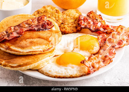 Gesundes Amerikanisches Frühstück mit Eiern, Speck, Pfannkuchen und Latkes, selektive konzentrieren. Stockfoto