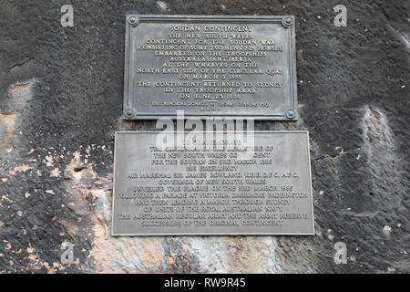 Gedenktafeln zur Erinnerung an die New South Wales Kontingent für die soudan Krieg, die an den Liegeplätzen an der nordöstlichen Seite von Circular Quay im Jahre 1885 in Angriff genommen. Stockfoto