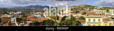 Weiten Panoramablick auf die Skyline der Stadt, den Glockenturm am Plaza Mayor und kolonialen Häuser in Trinidad, Kuba - ein Unesco Weltkulturerbe Stockfoto