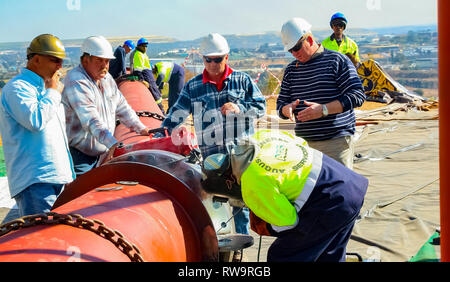 Johannesburg, Südafrika - 09 Juni 2010: Handwerker arbeiten mit Schweißbrenner auf der Baustelle Stockfoto