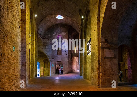 Perugia, Umbrien/Italien - 2018/05/28: unterirdische Gänge und Kammern aus dem 16. Jahrhundert, Rocca Paolina Festung aus Stein in Perugia Altstadt Stockfoto