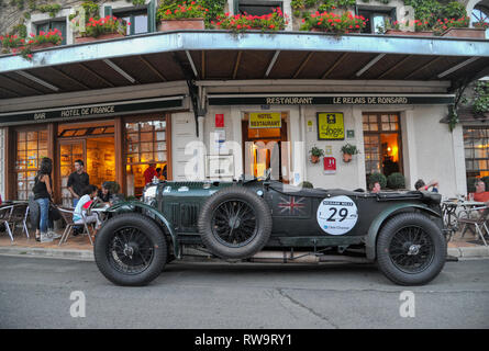 Bentley" Gebläse' 4 1/2 liter Vintage Racing Wagen außerhalb des Hotel Frankreich in der Nähe von Le Mans Stockfoto