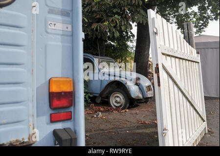 Alte Autos in einem Hof in Frankreich links Stockfoto