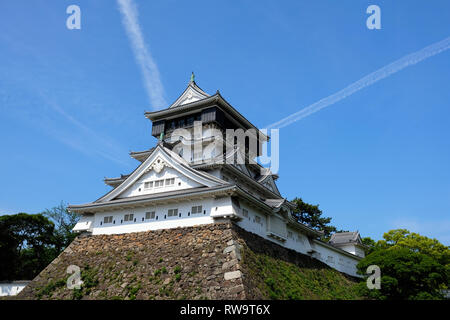 Kokura Castle (小倉城 Kokurajo) in Kitakyushu, Japan mit Kondensstreifen im Hintergrund Stockfoto