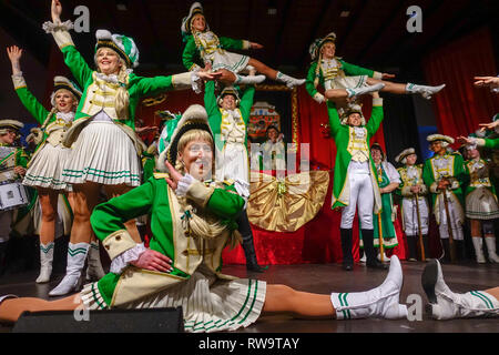 Karneval Tanzgruppe auf der Bühne in Bonn, Deutschland Stockfoto