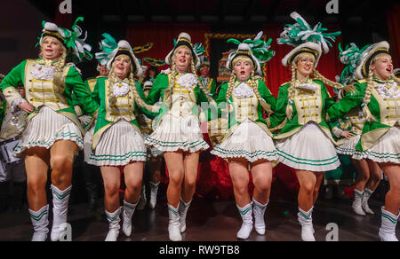 Karneval Tanzgruppe auf der Bühne in Bonn, Deutschland Stockfoto