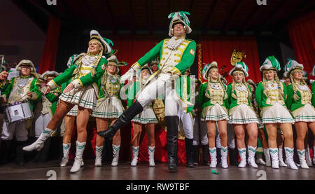 Karneval Tanzgruppe auf der Bühne in Bonn, Deutschland Stockfoto