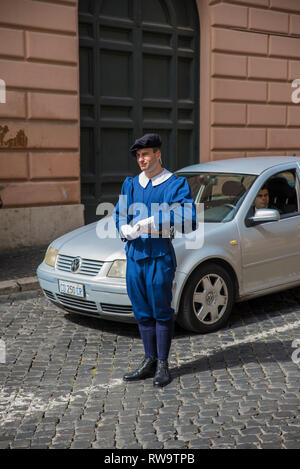Vatikan - 18. Juni 2014: der Päpstlichen Schweizergarde Soldat bewacht Eingang. Ein Wächter steht vor einem wachstation. Stockfoto