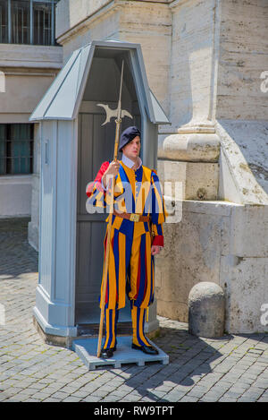 Vatikan - 19. Juni 2014: der Päpstlichen Schweizergarde Soldat bewacht Eingang. Ein Wächter steht vor einem wachstation. Stockfoto