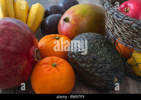 Obst und Gemüse auf einem Küchentisch, in der Nähe Stockfoto