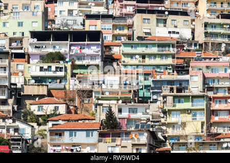 Izmir, Türkei - März 1, 2019. Chaotische Wohnungsbau in Bayrakli Viertel von Izmir, Türkei. Stockfoto