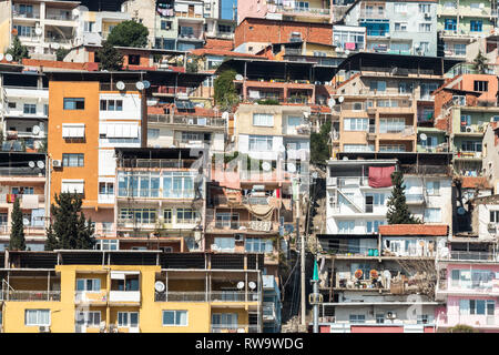 Izmir, Türkei - März 1, 2019. Chaotische Wohnungsbau in Bayrakli Viertel von Izmir, Türkei. Stockfoto