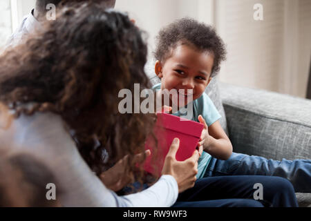 Lustig schwarz Kleinkind geben box machen zu Mamma Stockfoto