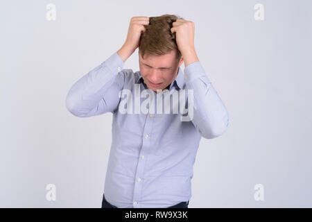 Porträt der jungen betonte blond Geschäftsmann Haare herausziehen Stockfoto