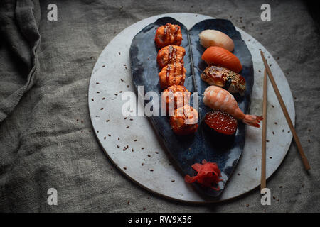 Japanische Küche auf handgefertigte Keramik. Stockfoto