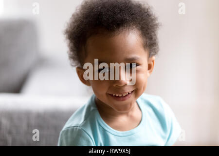 Portrait von süßen Mischlinge Kleinkind Junge lächelnd Stockfoto