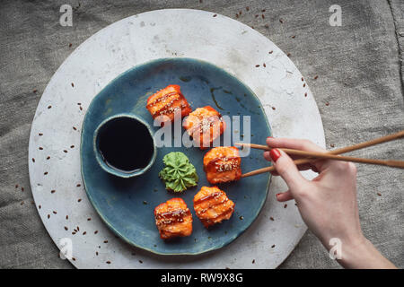 Traditionelle japanische Küche auf handgefertigte Keramik. Gebackene heißen Rollen auf einem blauen Ton Platte. Stockfoto