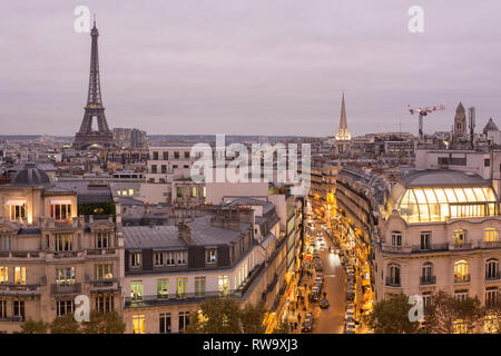 Paris: Nachtansicht der 'Rue Marbeuf" Straße, die Stadt und den Eiffelturm aus einem Gebäude der Avenue des Champs Elysees Stockfoto