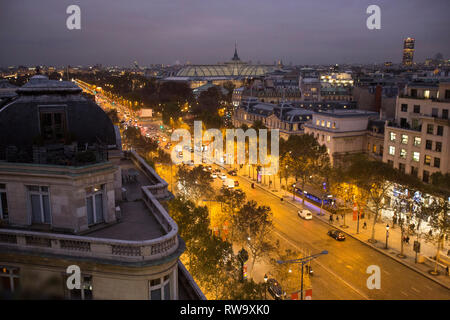 Paris: Nachtansicht der Avenue des Champs Elysees, der Stadt und dem Glas Gewölbe des Grand Palais (Großen Palast) aus einem Gebäude der Avenue des Stockfoto