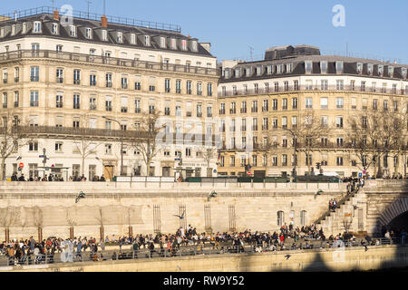 Menschen entspannend auf dem rechten Ufer der Seine River an einem Frühlingstag in Paris, Frankreich. Stockfoto