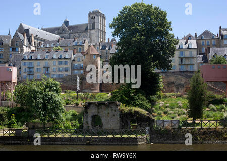 Le Mans (Frankreich): Stadthäuser und gallo-römischen Mauer, in der Altstadt "Cite Plantagenet", am Ufer des Flusses Sarthe Stockfoto