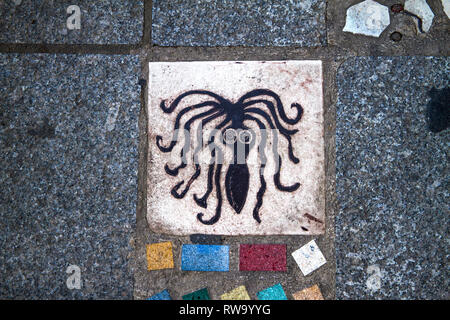 Interessante Keramik dekorative Fliesen. Lustige Fliese mit Octopus Motiv in einer griechischen Stadt Straße. Schwarze und weiße Octopus Form. Griechisch, mediterranen Stil. Stockfoto