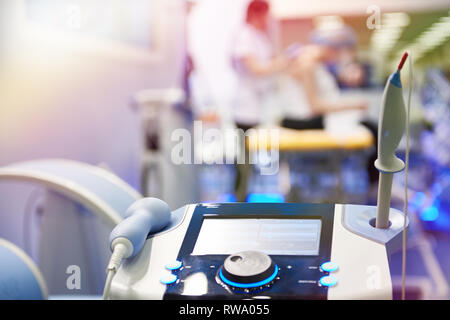 Medizinische Geräte für die Laser- und Stoßwellen-Therapie in Klinik Stockfoto