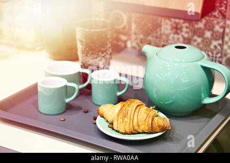 Croissant und Kaffee auf Fach eingestellt Stockfoto