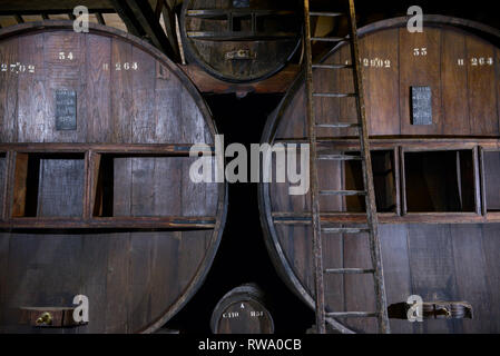 Roger Groult Calvados (Brandy) Destillerie in Saint-Cyr-du-Ronceray (Normandie, Frankreich). Calvados AOC Pays d'Auge, PDO Brandy. Reifen ce Stockfoto