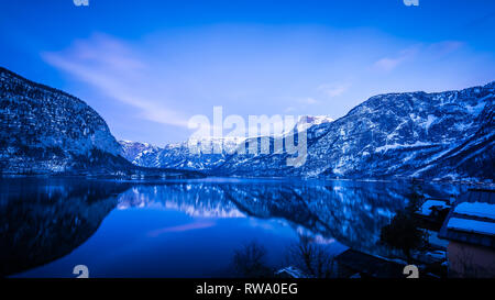 Langsame Exposition Foto nach Sonnenuntergang während der Blauen Stunde über dem kristallklaren Bergsee bei Hallstatt in Österreich erfasst Stockfoto