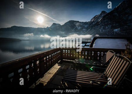 Langsame Exposition Foto fängt die Dämmerung Sonnenaufgang & Reflexionen während der Goldenen Stunde über den Hallstätter See in Österreich Stockfoto