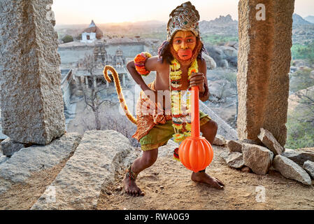 Junge gekleidet wie Hanuman, der Affenkönig, Hampi, UNESCO-heritge Website, Karnataka, Indien Stockfoto