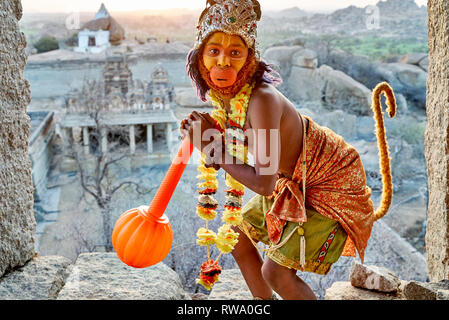 Junge gekleidet wie Hanuman, der Affenkönig, Hampi, UNESCO-heritge Website, Karnataka, Indien Stockfoto