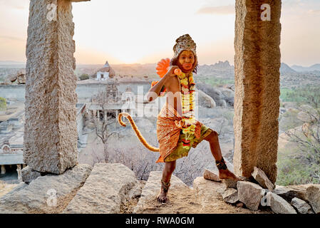 Junge gekleidet wie Hanuman, der Affenkönig, Hampi, UNESCO-heritge Website, Karnataka, Indien Stockfoto