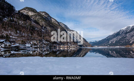 Berge im kristallklaren alpine Wasser des Sees in Hallstatt, Österreich wider Stockfoto