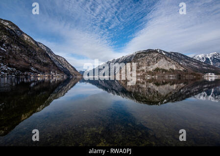 Berge im kristallklaren alpine Wasser des Sees in Hallstatt, Österreich wider Stockfoto
