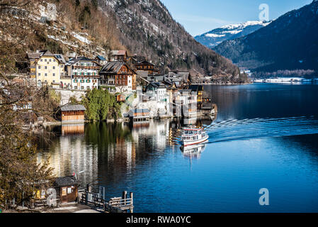 Die Fähre bringt mehr Besucher aus über den Bahnhof auf der anderen Seite des Sees in Hallstatt, Österreich Stockfoto