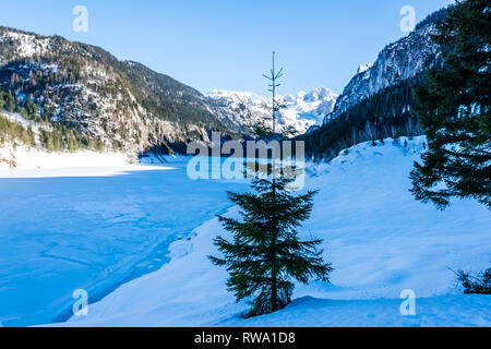 Die atemberaubende Berglandschaft an gefrorenen Gosausee über dem Österreichischen Dorf Gosau Stockfoto