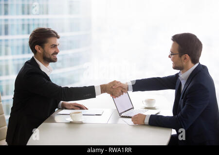 Zufrieden zufrieden Geschäftsleute Hände schütteln bei Business Office Konferenz Stockfoto