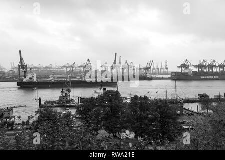 Hamburg, Deutschland - 27. Oktober 2016. Güterverkehr in Hamburg. Es ist die zentrale Drehscheibe für den Handel mit Eastern & Northern Europe. Als Container port es t Stockfoto