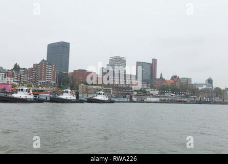 Hamburg, Deutschland - 27. Oktober 2016. Boote im Hafen und das Stadtbild der Stadt Hamburg, von der Elbe. Deutschland. Stockfoto