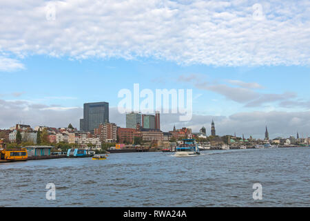 Hamburg, Deutschland - 29. Oktober 2016. Boot mit Touristen geht auf Elbe in Hamburg mit dem Hafen und Stadt Skyline von Hamburg im Hintergrund. Stockfoto